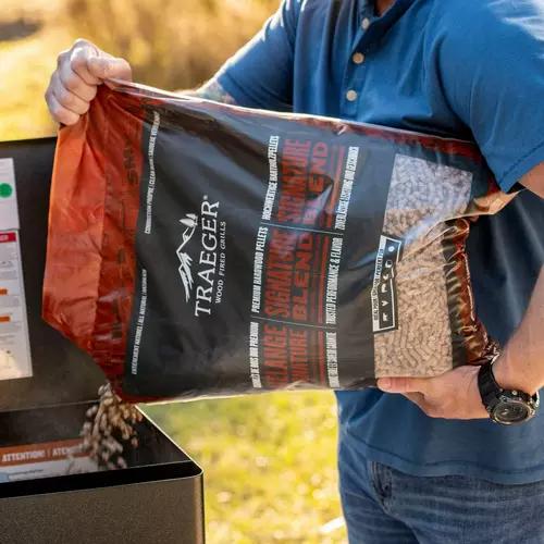 Traeger Signature Blend Wood Pellets 20lb PEL337 IMAGE 3